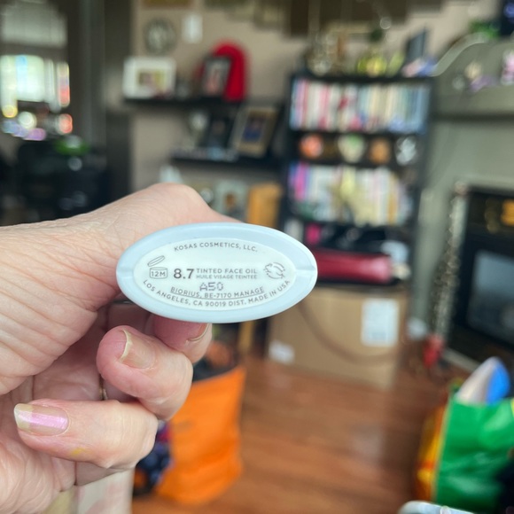 Kosas tinted face oil in Shad 8.7 tone - dark with cool undertones.  New In Box! - Picture 2 of 7